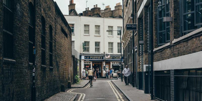 设计思维赋能社会创新：用复古风格与绿色主题设计重塑社区活力